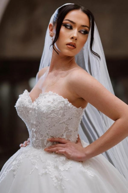 Charmantes bodenlanges ärmelloses Ballkleid mit Herzausschnitt und Spitze und Applikationen