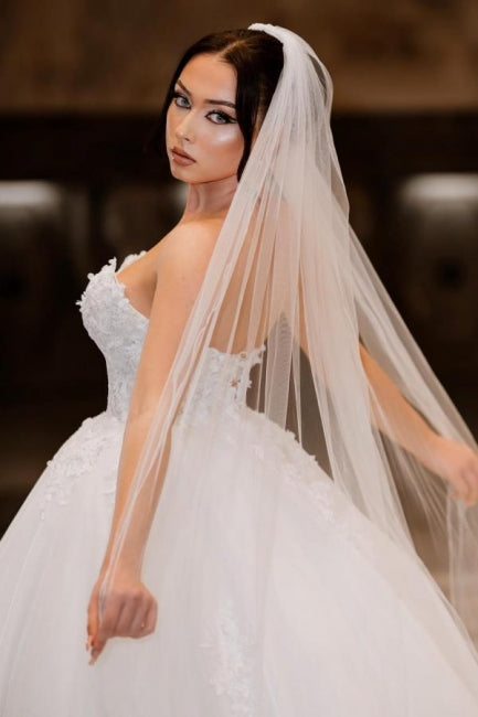 Charmantes bodenlanges ärmelloses Ballkleid mit Herzausschnitt und Spitze und Applikationen