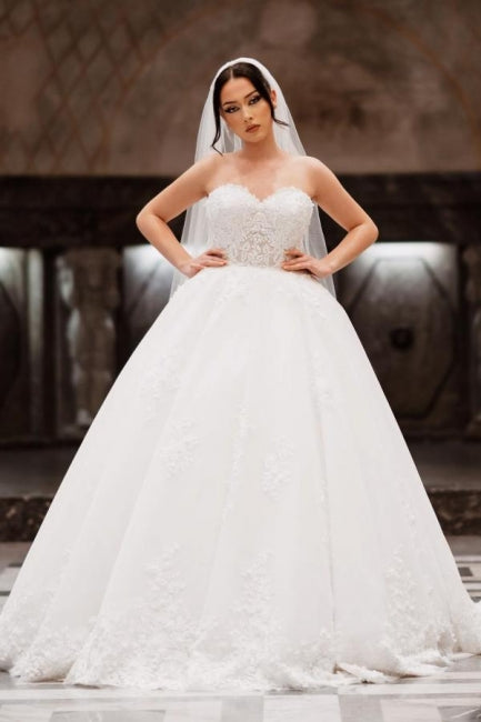 Charmantes bodenlanges ärmelloses Ballkleid mit Herzausschnitt und Spitze und Applikationen