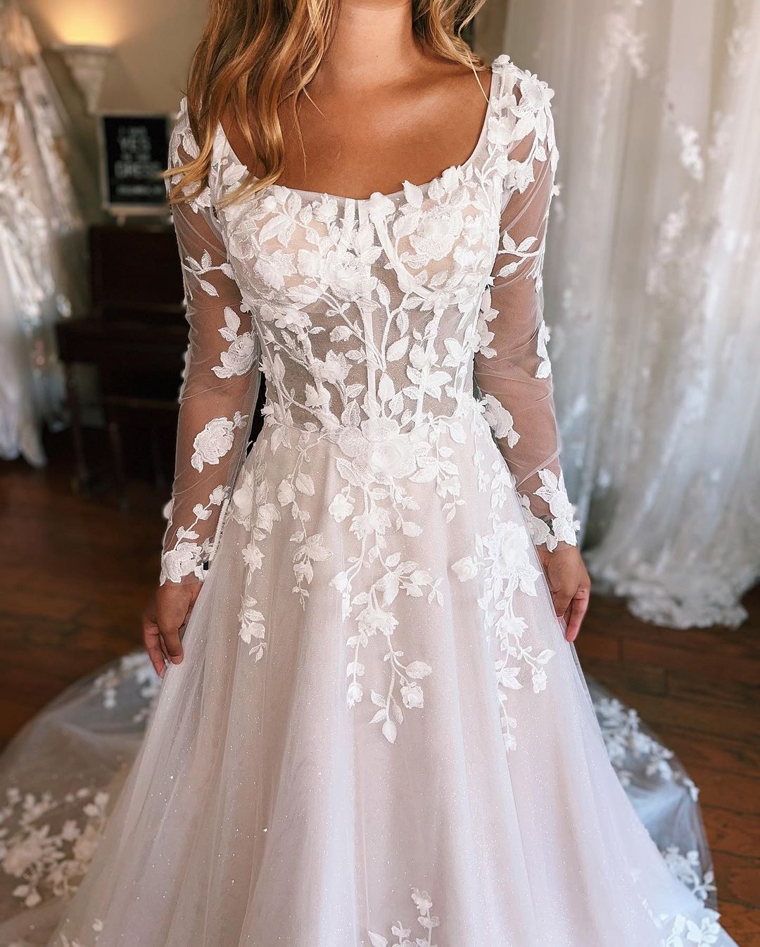 Charmantes langes A-Linien-Brautkleid mit Applikationen und langen Ärmeln und Schleppe