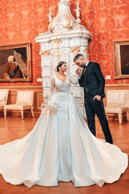 Charmantes langes A-Linien-Brautkleid mit Spitze, Pailletten und Perlenbesatz und langen Ärmeln und abnehmbarer Schleppe