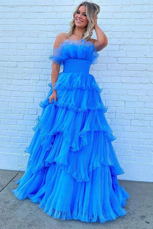 Encantador vestido de fiesta largo azul sin tirantes, corte A y con volantes