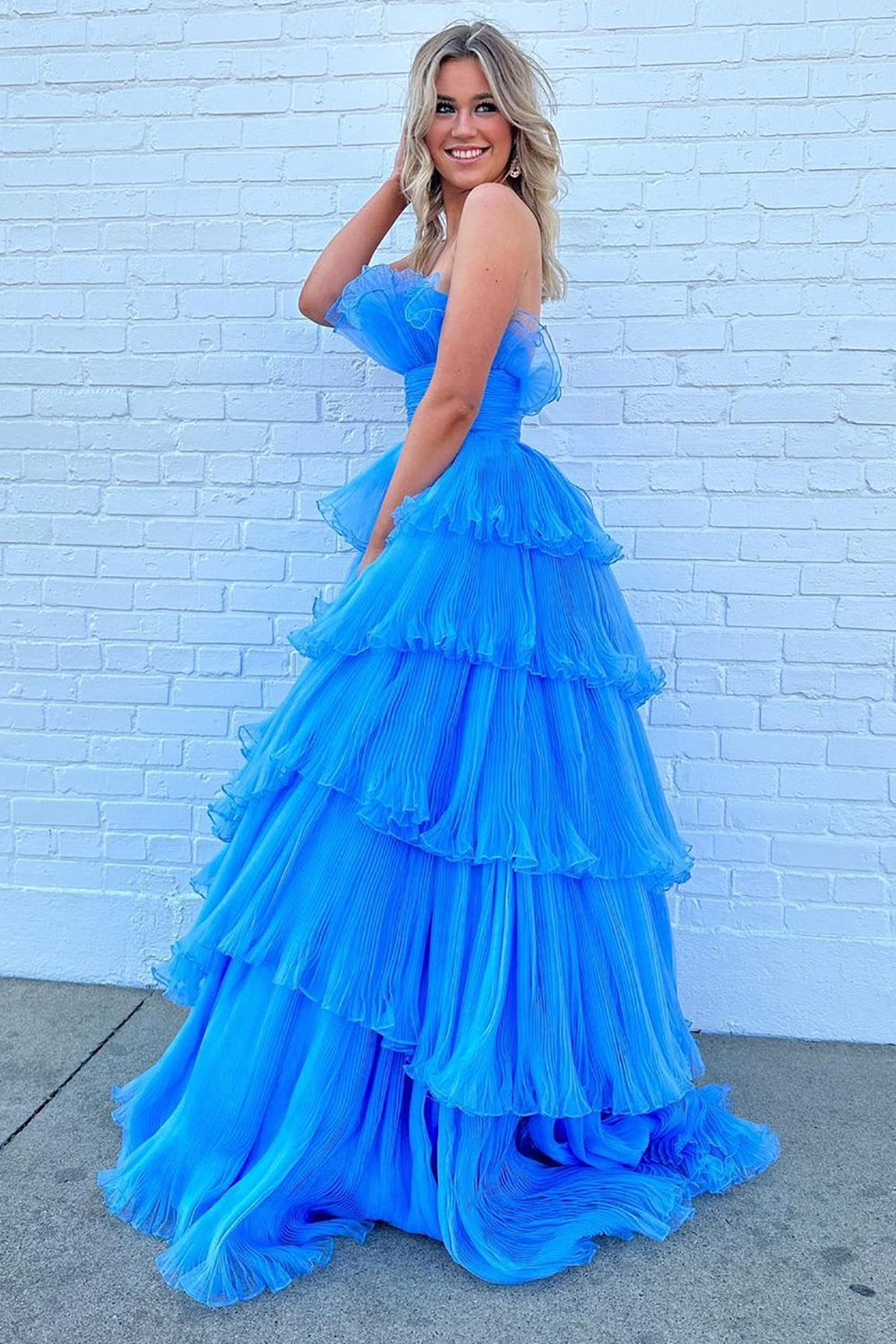 Encantador vestido de fiesta largo azul sin tirantes, corte A y con volantes