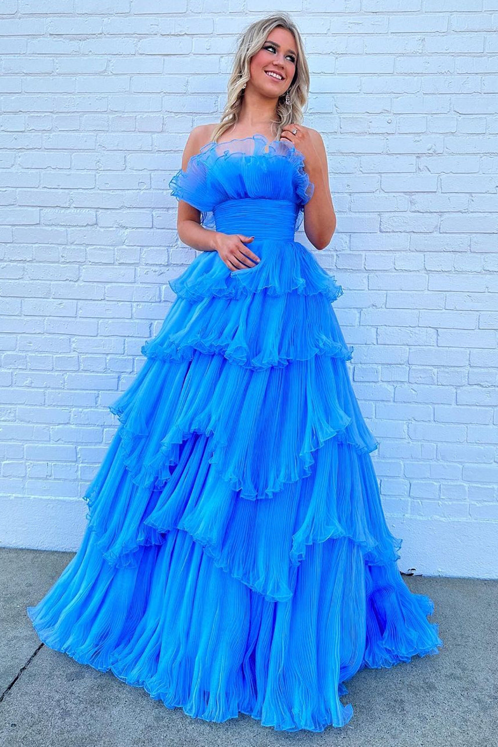 Encantador vestido de fiesta largo azul sin tirantes, corte A y con volantes