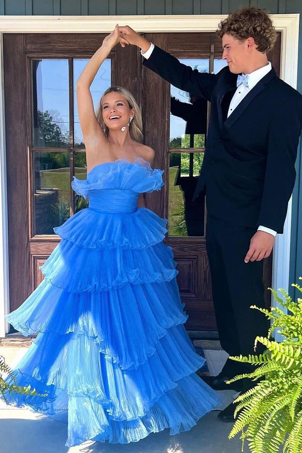 Encantador vestido de fiesta largo azul sin tirantes, corte A y con volantes
