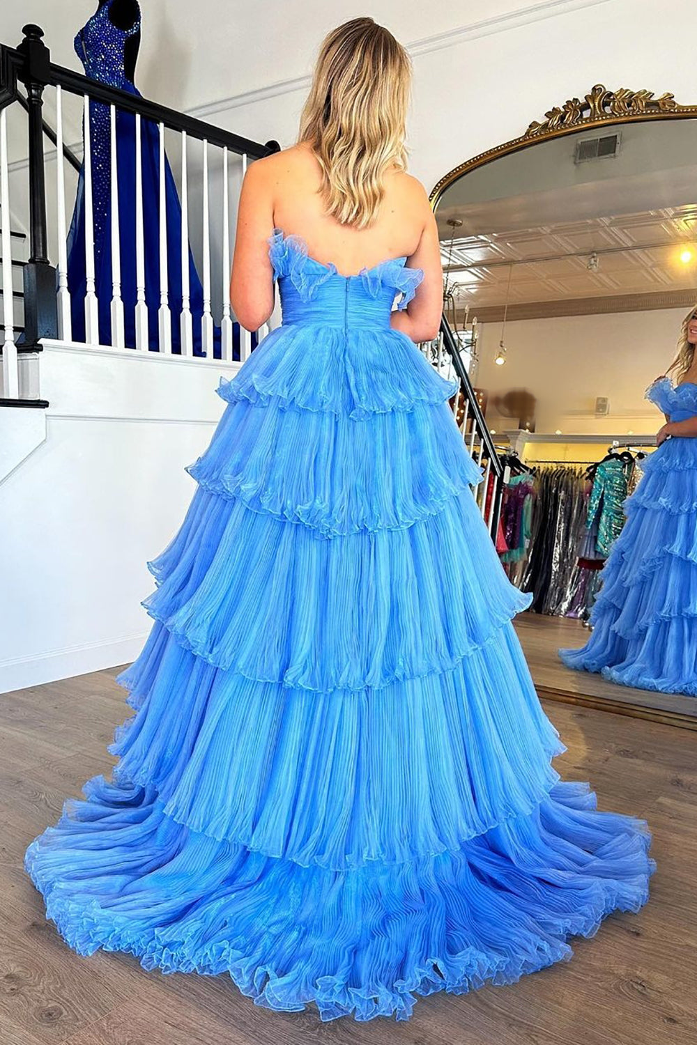 Encantador vestido de fiesta largo azul sin tirantes, corte A y con volantes