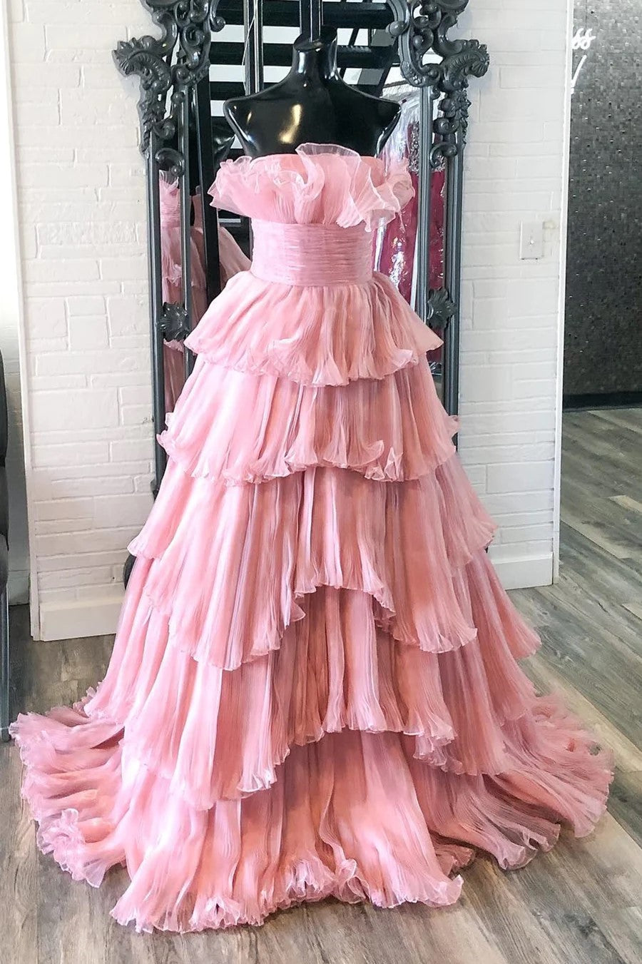 Encantador vestido de fiesta largo azul sin tirantes, corte A y con volantes