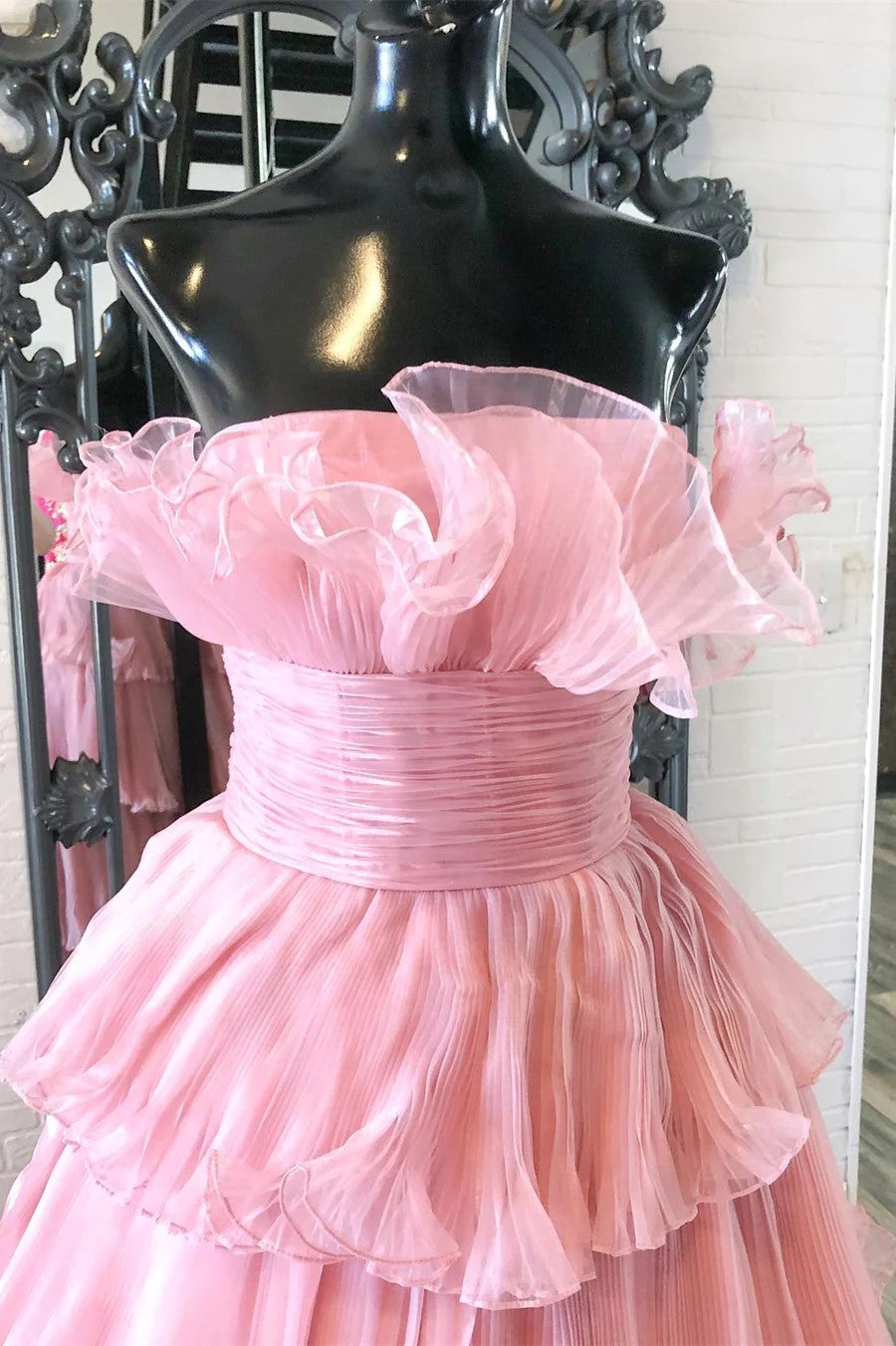 Encantador vestido de fiesta largo azul sin tirantes, corte A y con volantes