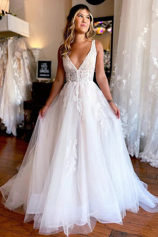 Encantadores vestidos de novia playeros de tul con escote en V y corte A con apliques