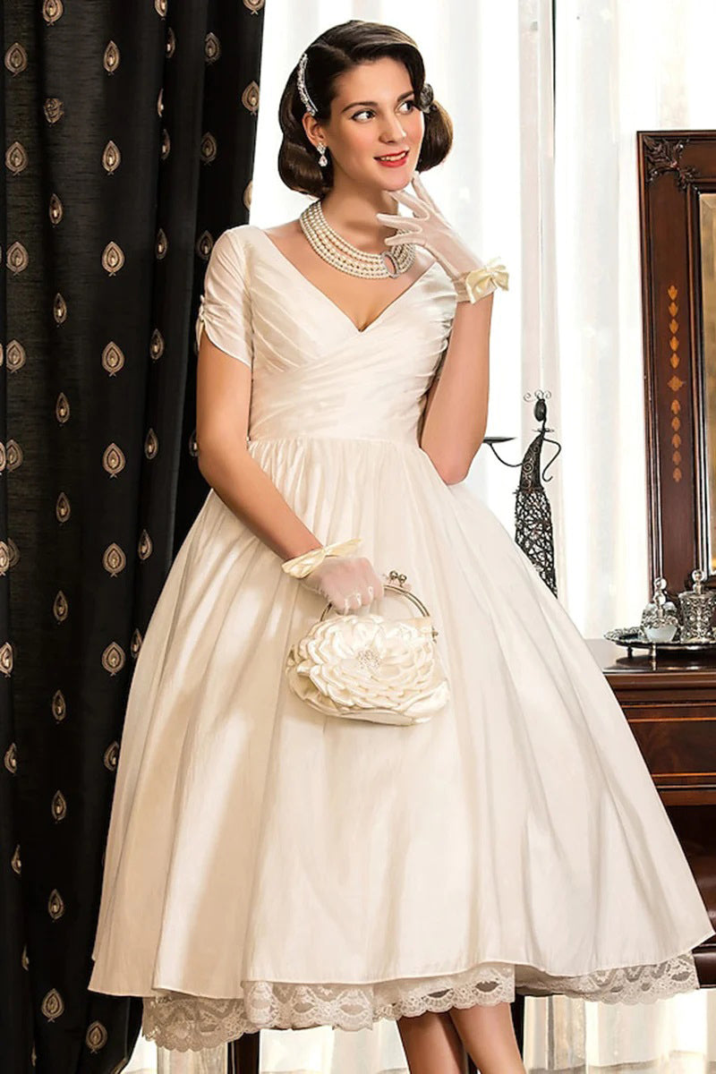 Klassisches A-Linien-Brautkleid mit V-Ausschnitt und kurzen Ärmeln und Falten im Bohemien-Stil