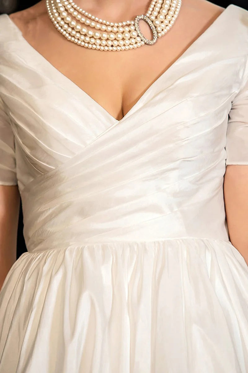 Klassisches A-Linien-Brautkleid mit V-Ausschnitt und kurzen Ärmeln und Falten im Bohemien-Stil