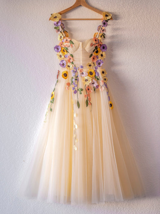Vestidos de fiesta de tul con flores y longitud hasta la rodilla