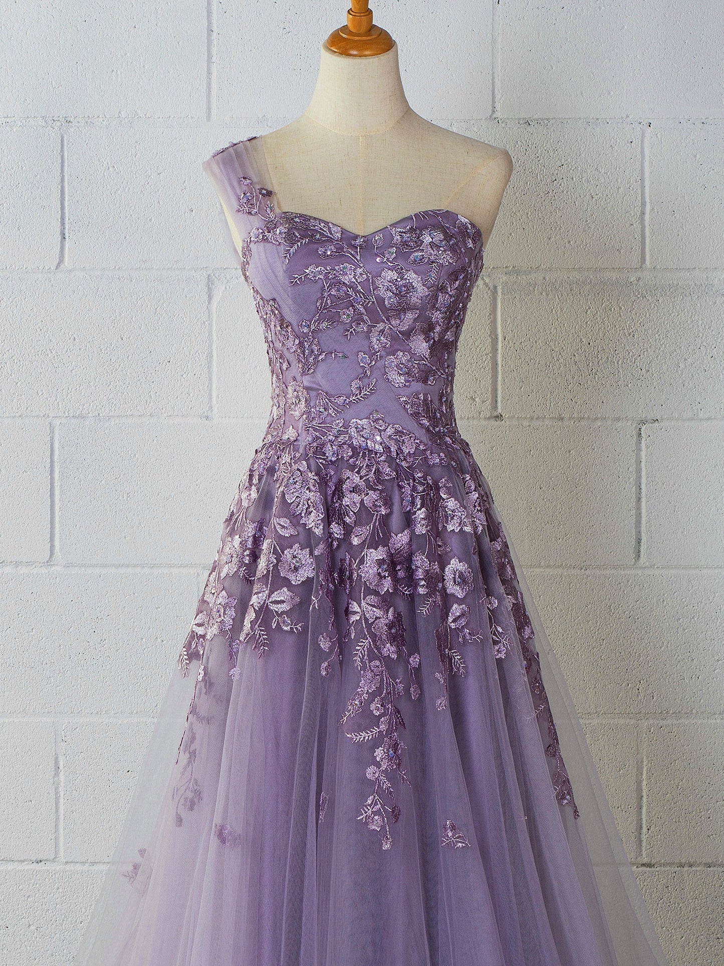 Vestido de fiesta de tul con escote corazón, un hombro y largo hasta el suelo
