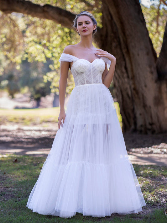 Vestido de fiesta de tul color marfil con hombros descubiertos y corte A