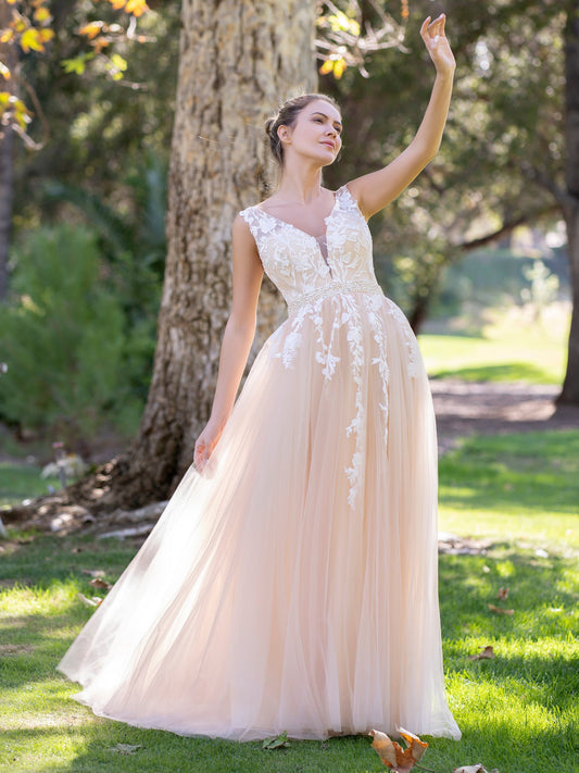 Vestido de fiesta largo hasta el suelo con tul, encaje y apliques con escote en V