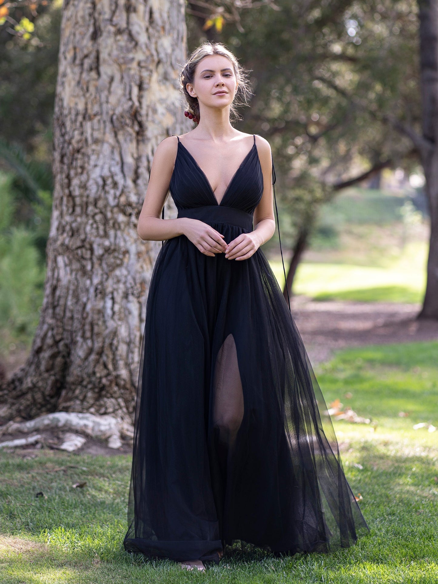 Vestido de fiesta de tul con escote en V profundo y cola larga
