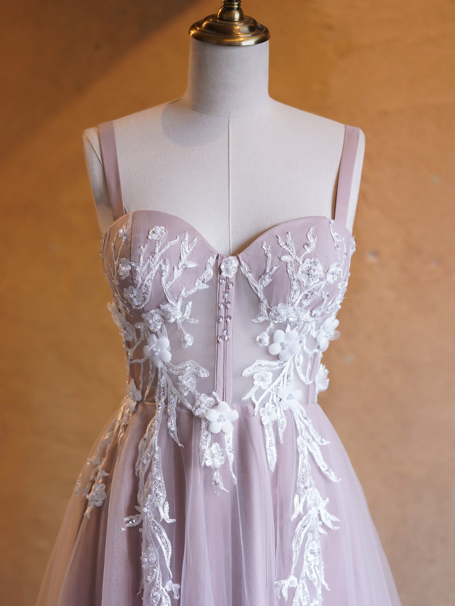 Vestido de fiesta lavanda con escote en forma de A, tul y cola larga