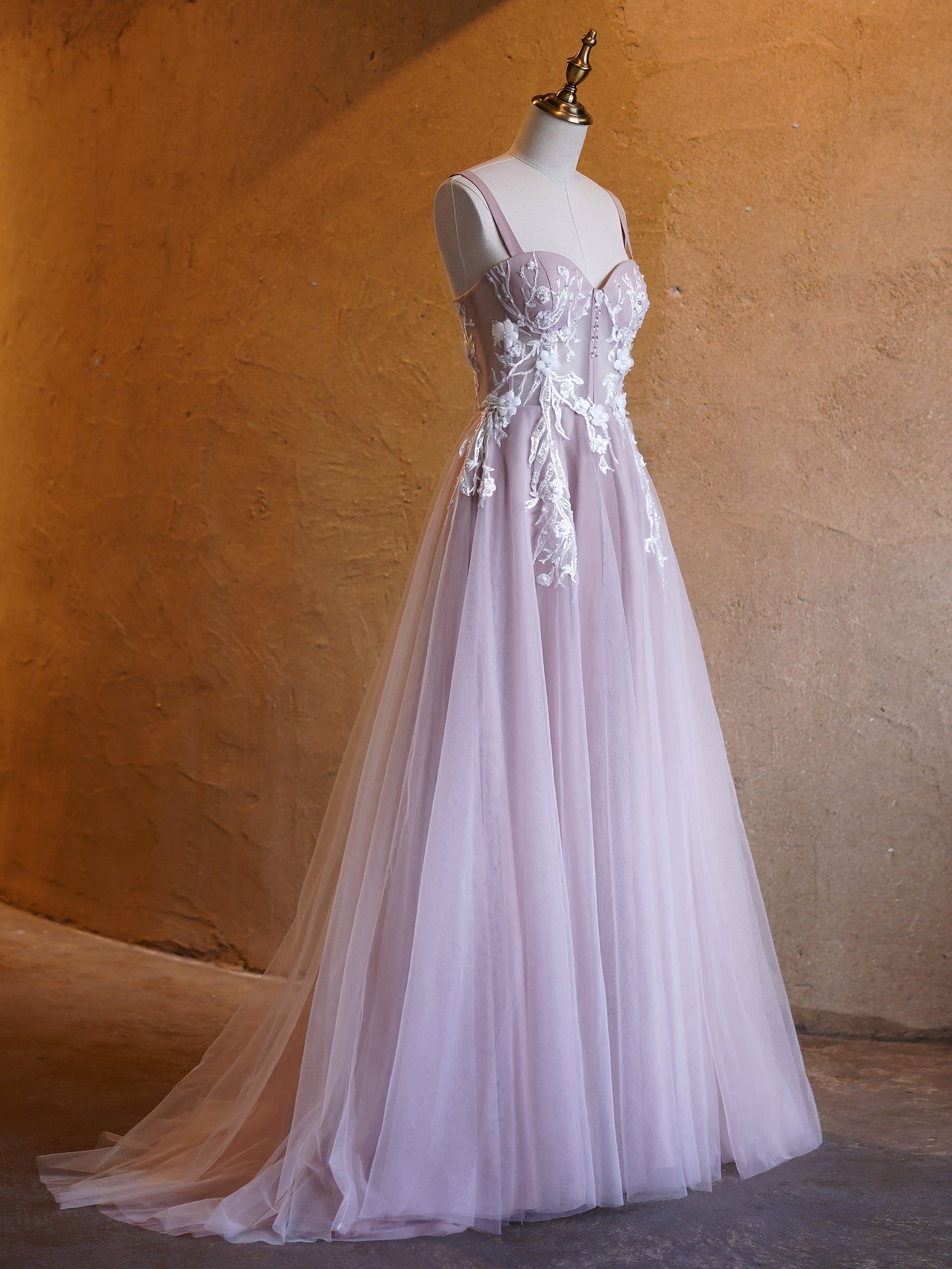 Vestido de fiesta lavanda con escote en forma de A, tul y cola larga