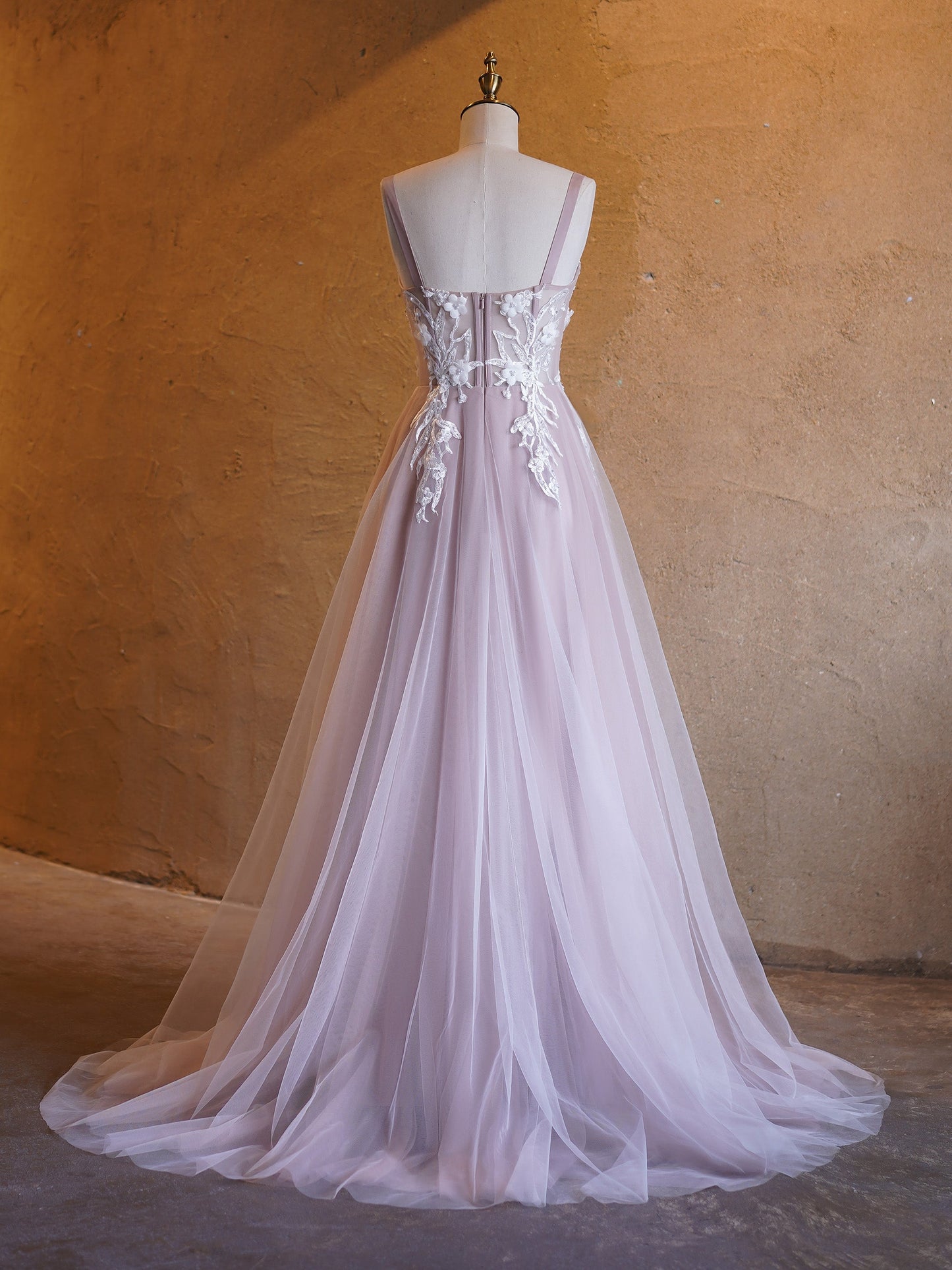 Vestido de fiesta lavanda con escote en forma de A, tul y cola larga