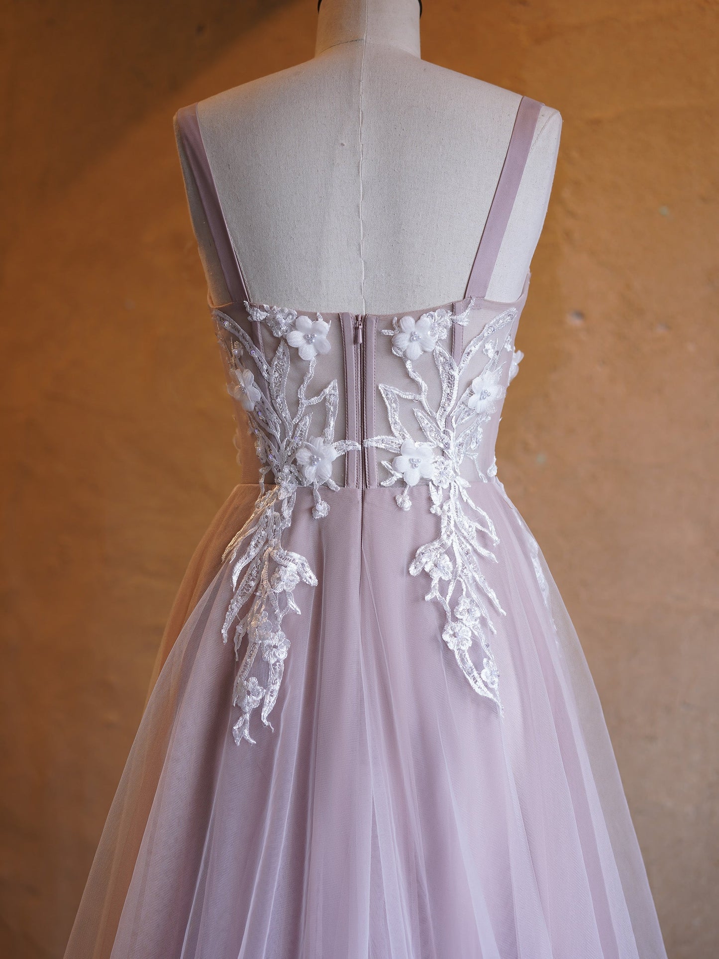 Vestido de fiesta lavanda con escote en forma de A, tul y cola larga