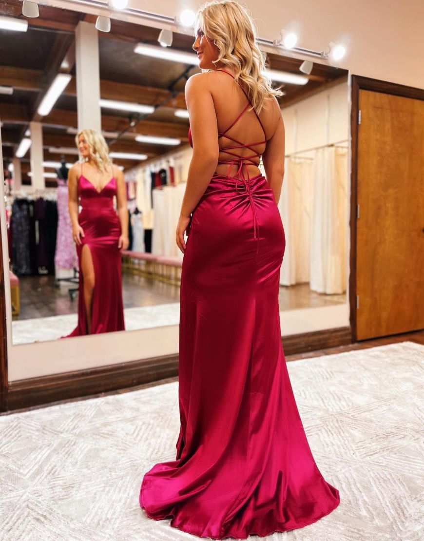 Vestido de fiesta de satén con tirantes finos y corte sirena y abertura