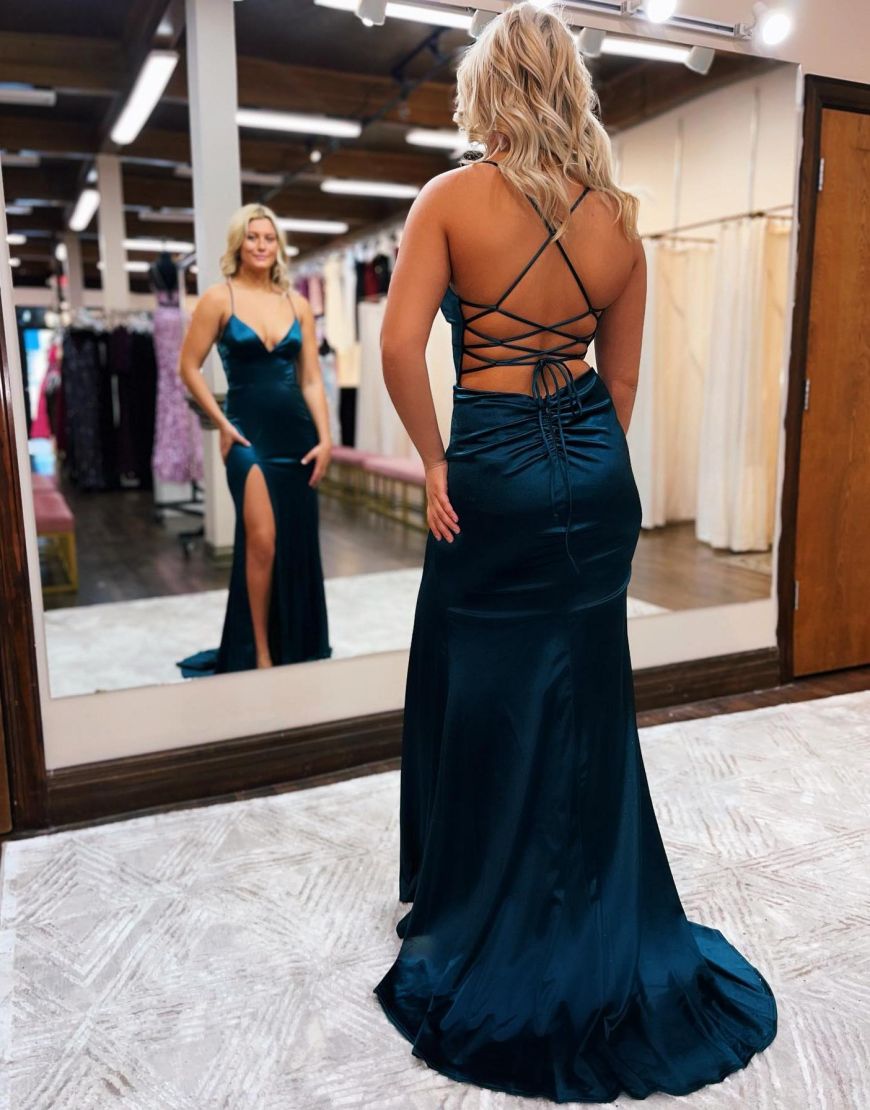 Vestido de fiesta de satén con tirantes finos y corte sirena y abertura