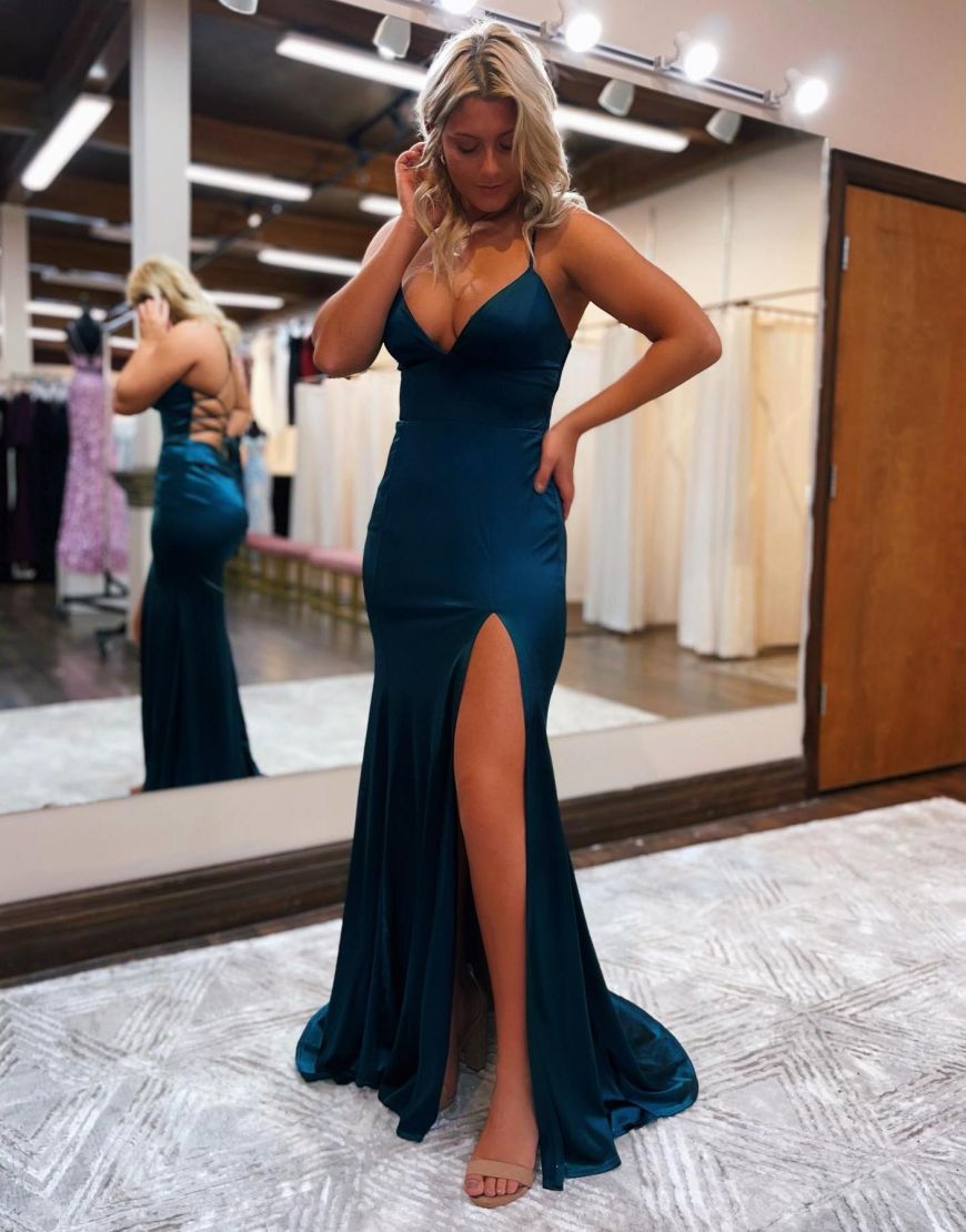 Vestido de fiesta de satén con tirantes finos y corte sirena y abertura
