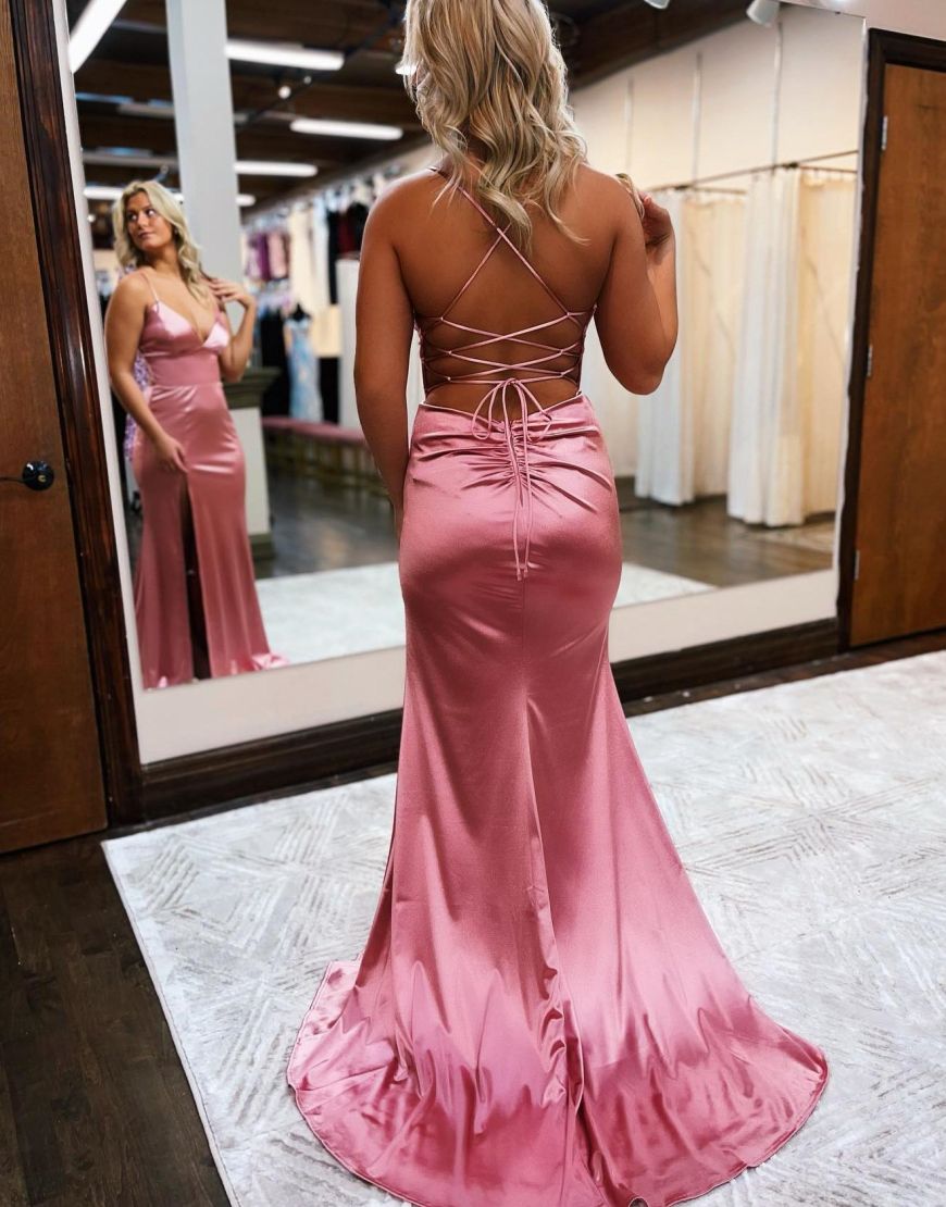 Vestido de fiesta de satén con tirantes finos y corte sirena y abertura