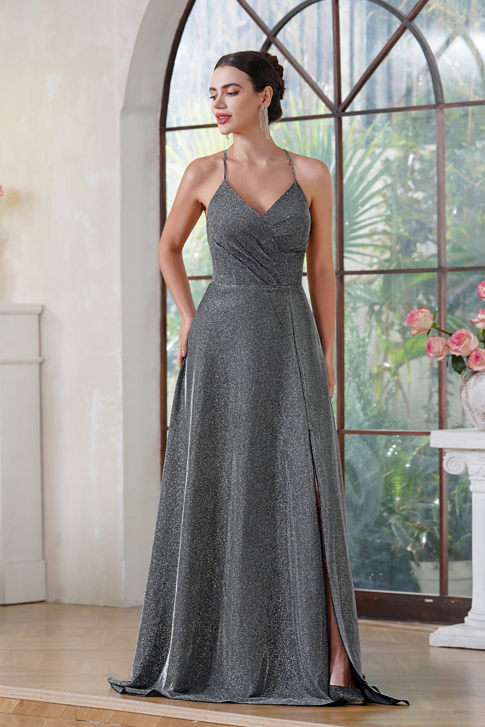 Elegante vestido de fiesta largo de seda brillante con escote en V y corte A, con abertura lateral y bolsillo.