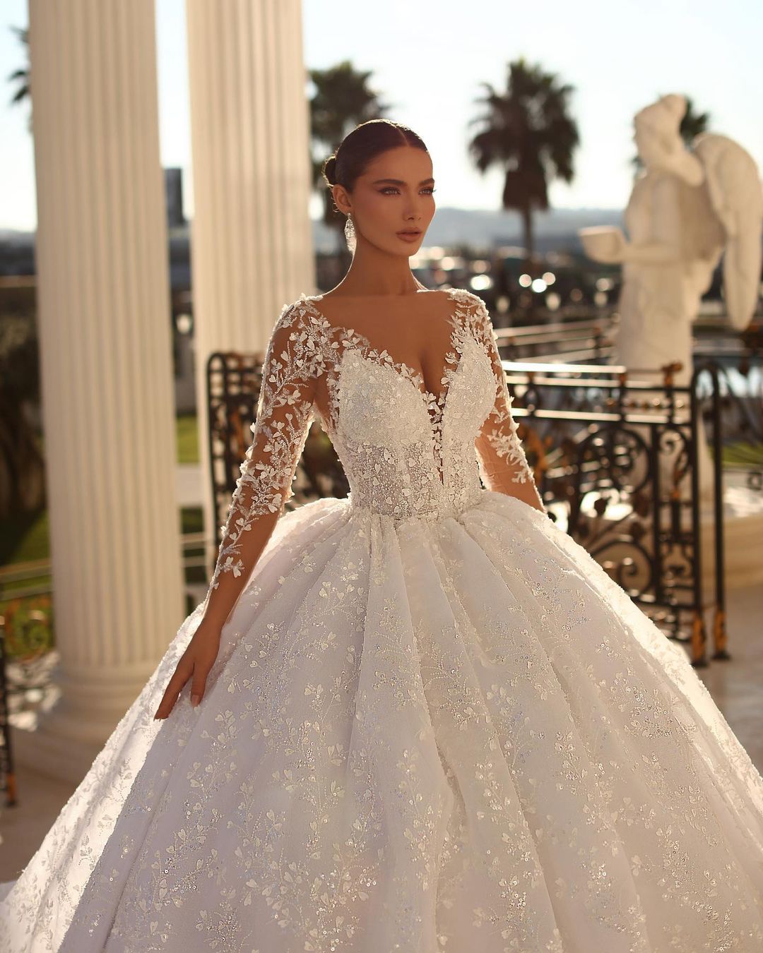 Elegantes langes elfenbeinfarbenes Ballkleid mit V-Ausschnitt und langen Ärmeln