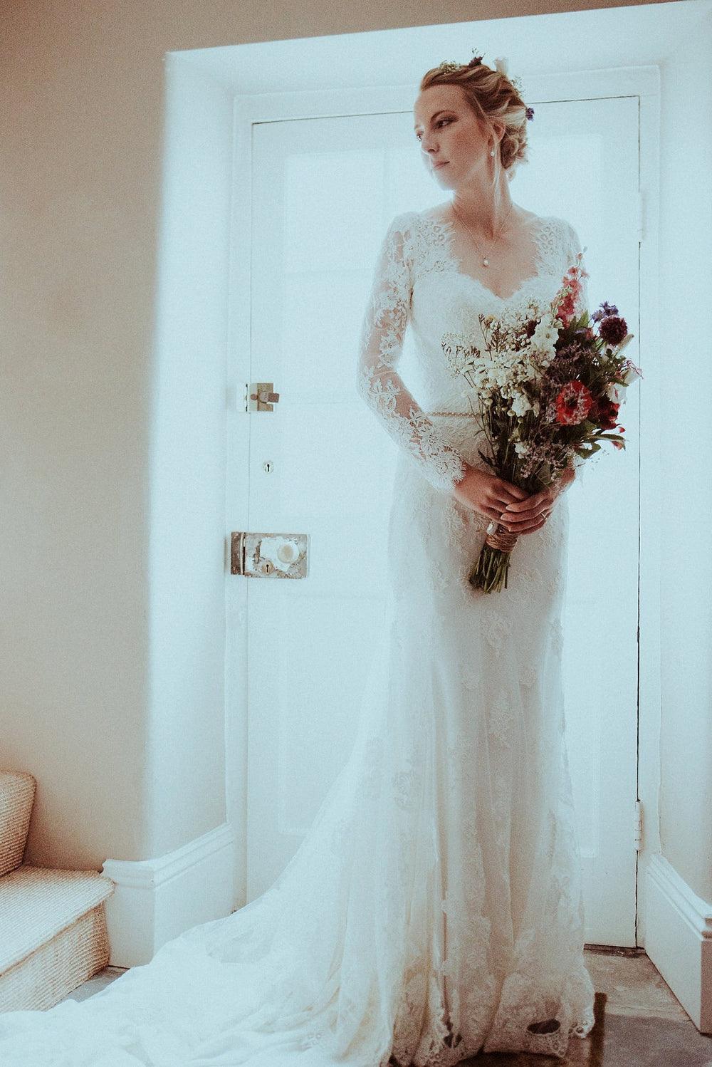 Elegantes Brautkleid mit langen Ärmeln und V-Rücken aus Spitze