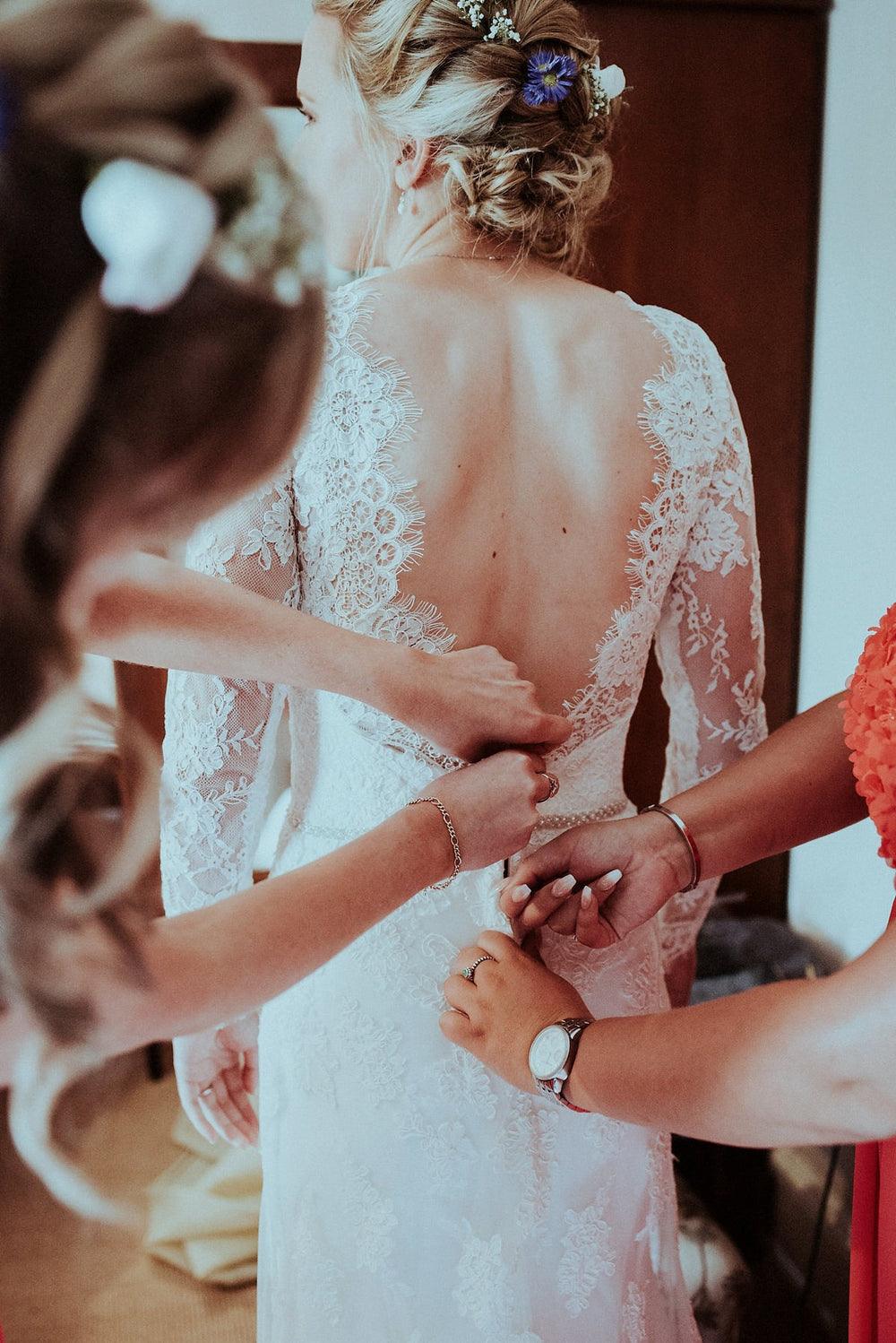 Elegantes Brautkleid mit langen Ärmeln und V-Rücken aus Spitze