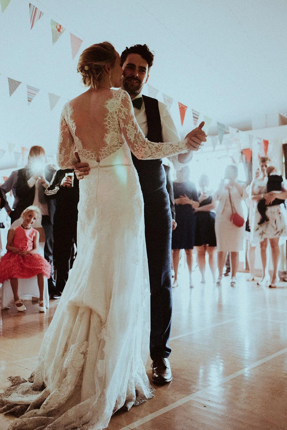 Elegantes Brautkleid mit langen Ärmeln und V-Rücken aus Spitze