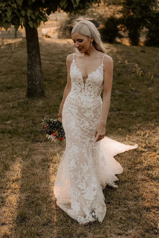 Elegante vestido de novia largo de encaje con escote en V y apliques de sirena