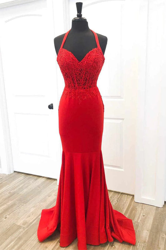 Elegante vestido de fiesta de sirena con cuello halter rojo y apliques