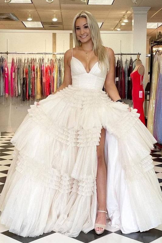 Elegante vestido de fiesta largo de tul con escote en V y abertura lateral en capas
