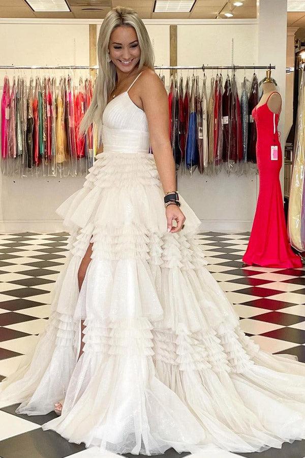 Elegante vestido de fiesta largo de tul con escote en V y abertura lateral en capas