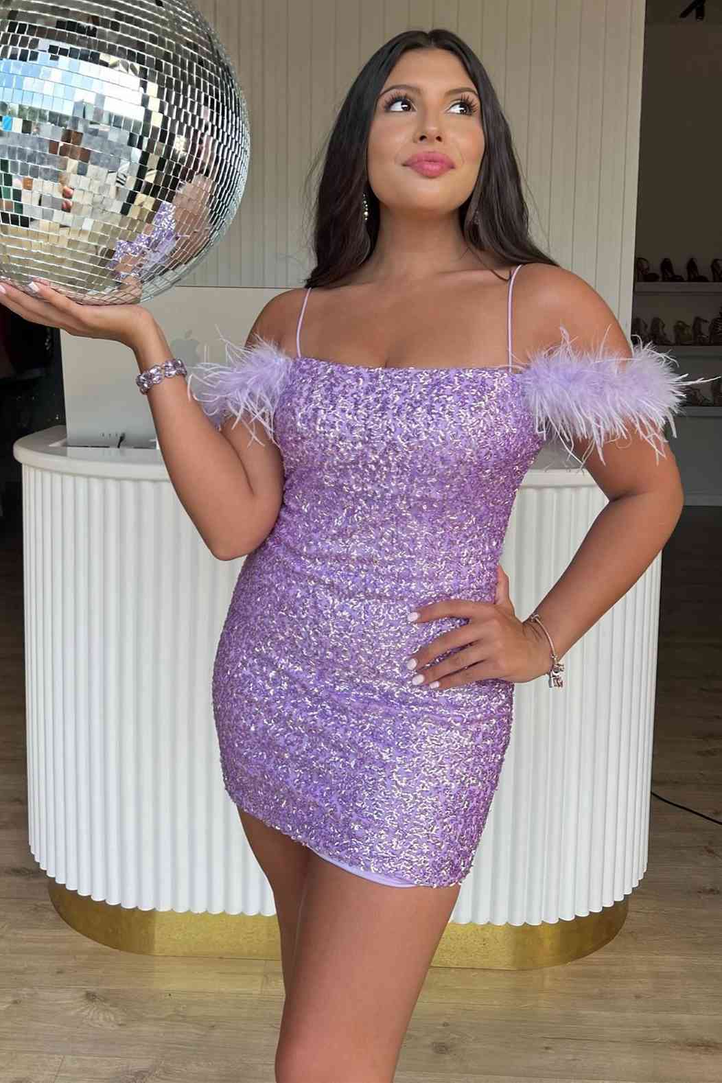 Vestido de fiesta ajustado con lentejuelas y plumas