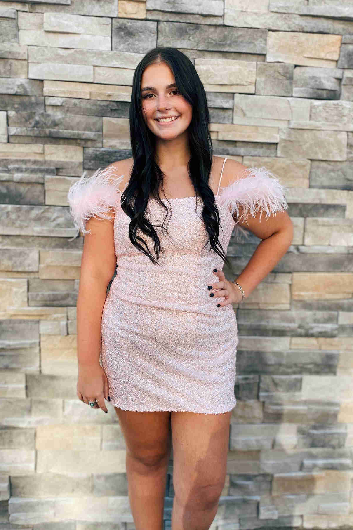 Vestido de fiesta ajustado con lentejuelas y plumas