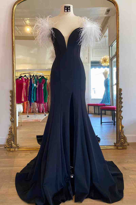Vestido de fiesta largo negro con abertura alta y plumas blancas