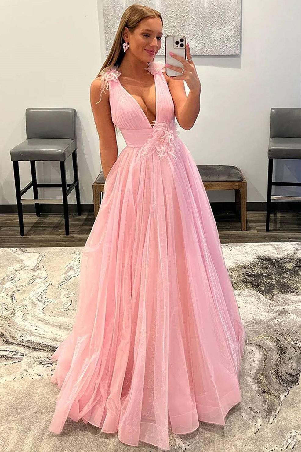 Vestido formal largo de tul con escote en V pronunciado, espalda descubierta y plumas en color rosa