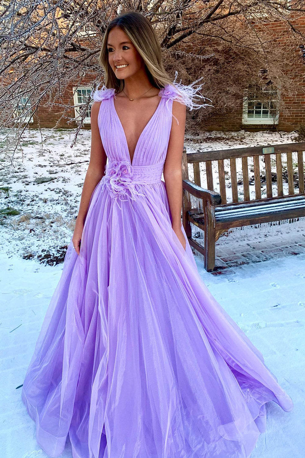 Vestido formal largo de tul con escote en V pronunciado, espalda descubierta y plumas en color rosa