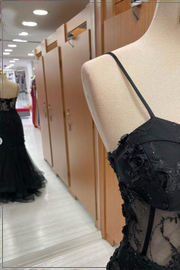 Vestido de fiesta largo de tul con apliques de sirena y tirantes de corazón