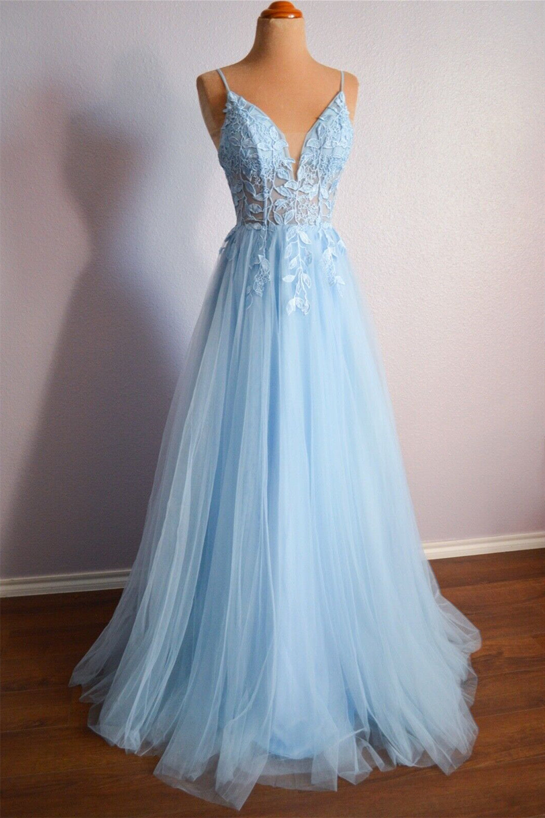 Vestido de fiesta largo de tul con apliques y cuello en V azul claro con cordones