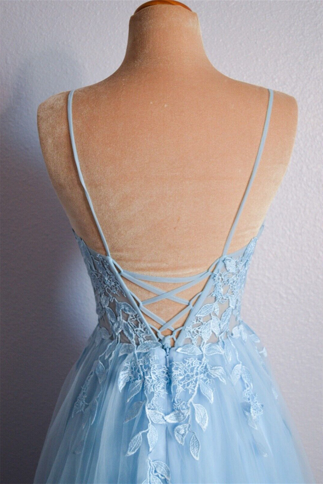 Vestido de fiesta largo de tul con apliques y cuello en V azul claro con cordones
