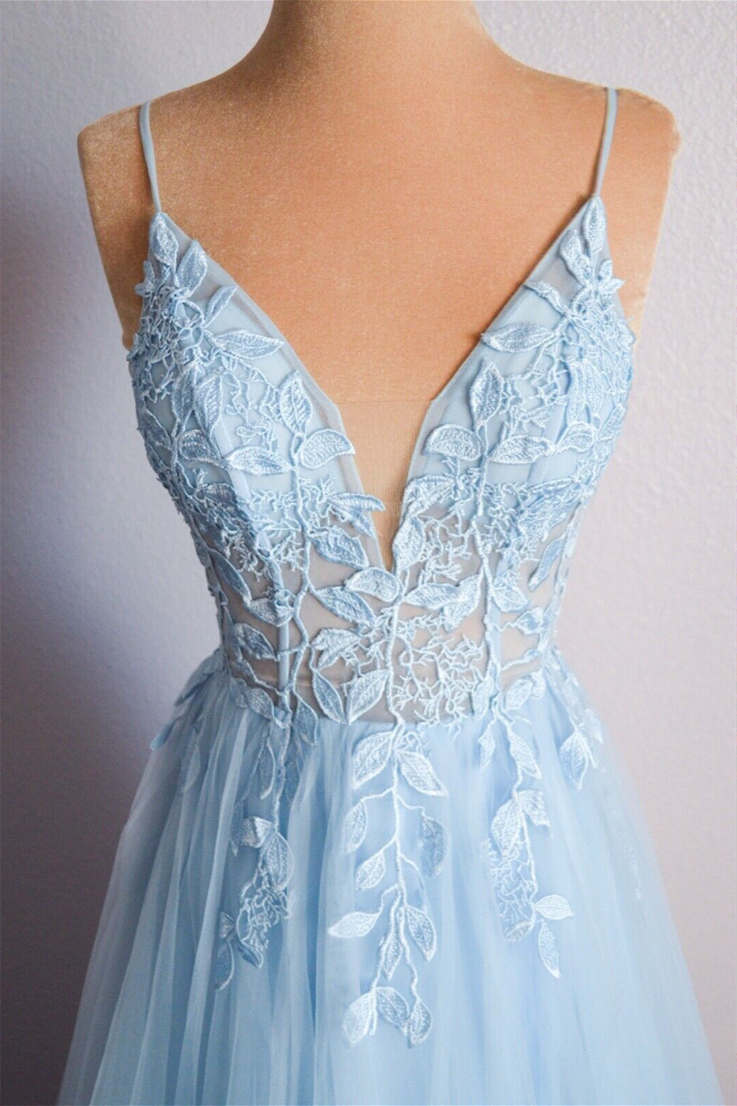 Vestido de fiesta largo de tul con apliques y cuello en V azul claro con cordones