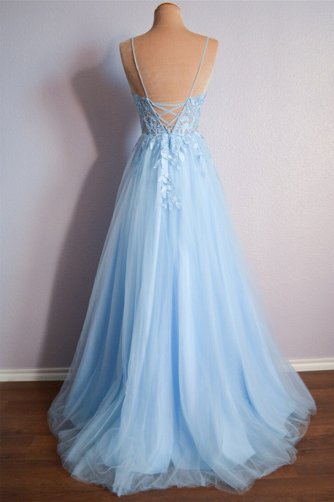 Vestido de fiesta largo de tul con apliques y cuello en V azul claro con cordones