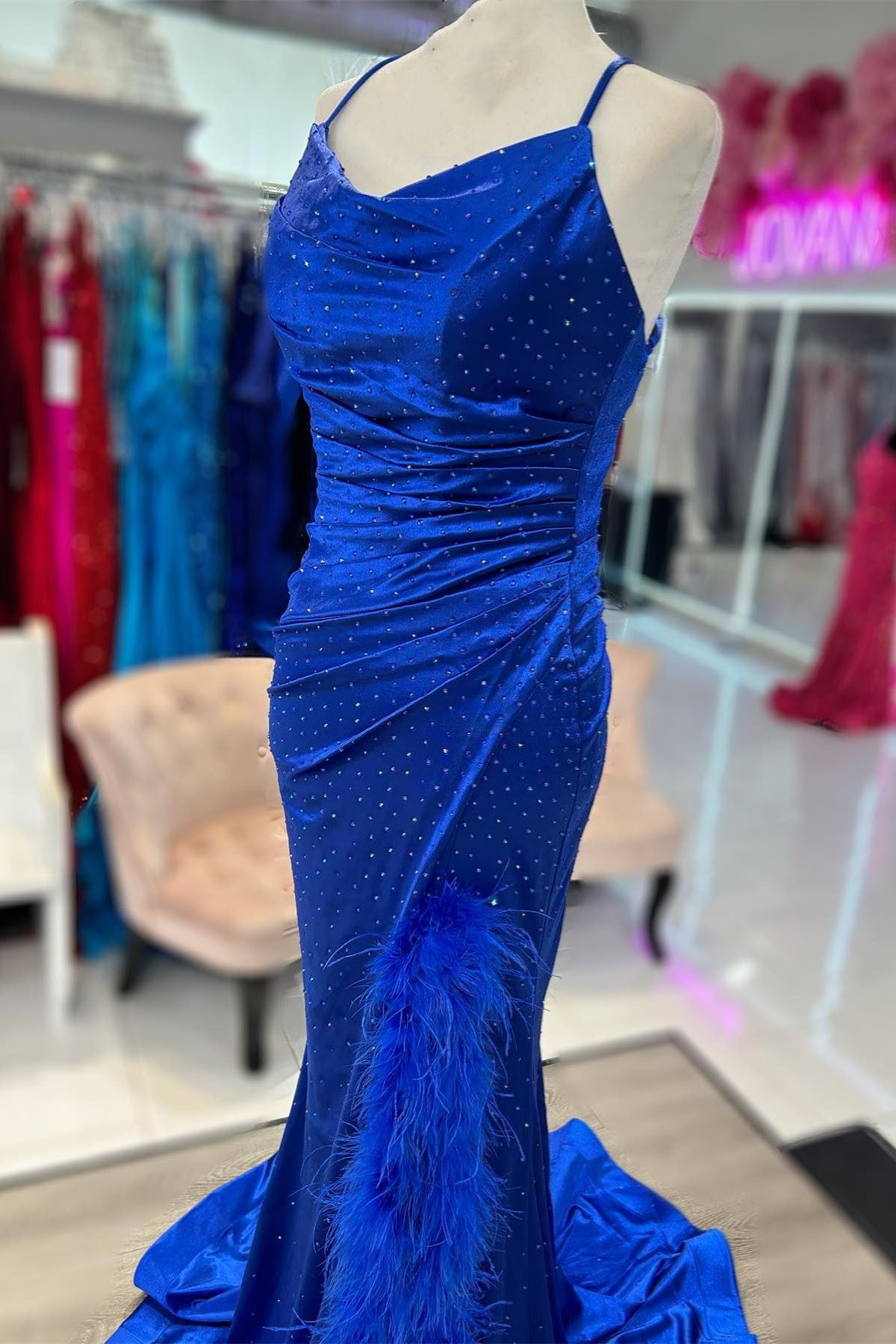 Vestido de fiesta largo con escote vuelto, pedrería y abertura con plumas