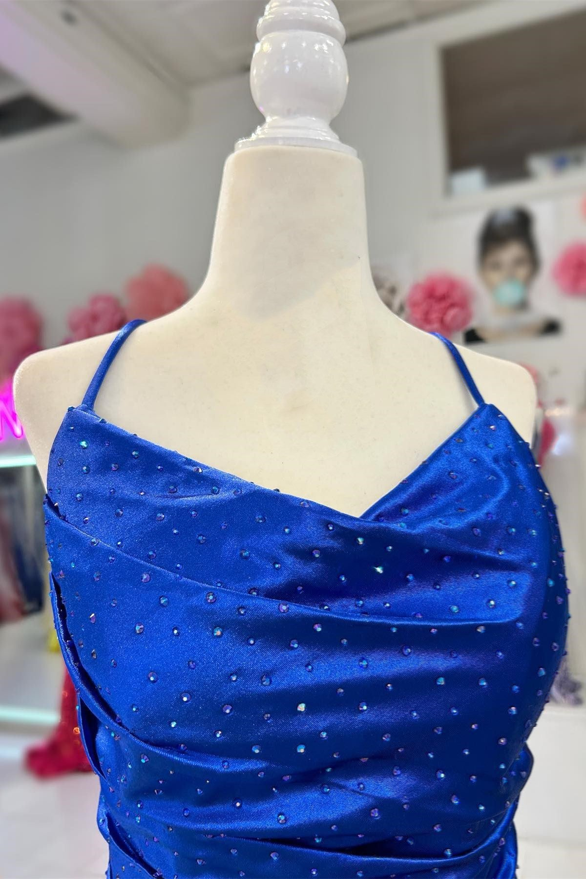 Vestido de fiesta largo con escote vuelto, pedrería y abertura con plumas