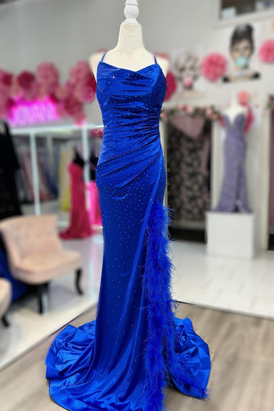 Vestido de fiesta largo con escote vuelto, pedrería y abertura con plumas